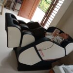 customer sitting on jadewang massage chair