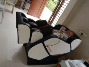 customer sitting on jadewang massage chair